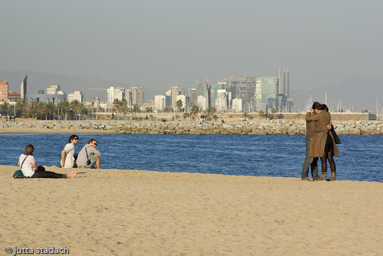 Platja de Barceloneta/Strand von Barceloneta mit Blick auf den Port Olímpic